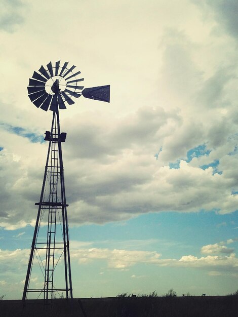 Photo low angle view of traditional windmill against sky