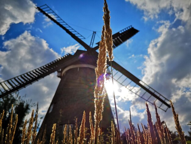Photo low angle view of traditional windmill against sky