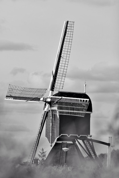 Photo low angle view of traditional windmill on field against sky