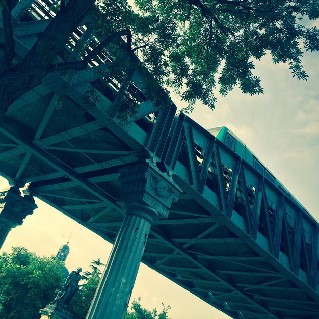 Photo low angle view of train on bridge