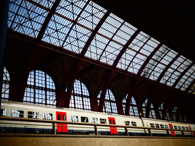 Photo low angle view of train at railroad station