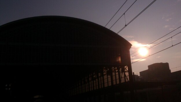 Photo low angle view of train shed against sky during sunset