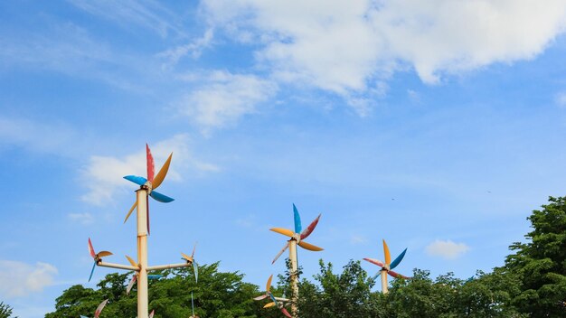 Photo low angle view of trees against blue sky