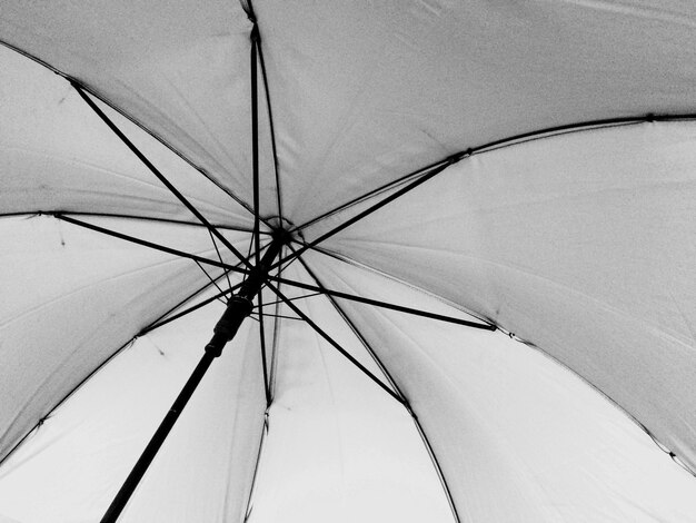 Photo low angle view of umbrella