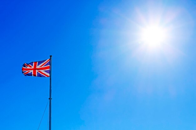 Foto vista a bassa angolazione della bandiera del regno unito contro un cielo limpido