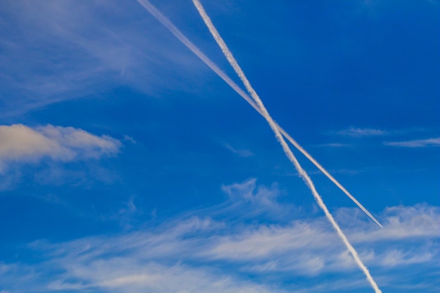 Foto vista a bassa angolazione della scia di vapore contro il cielo blu