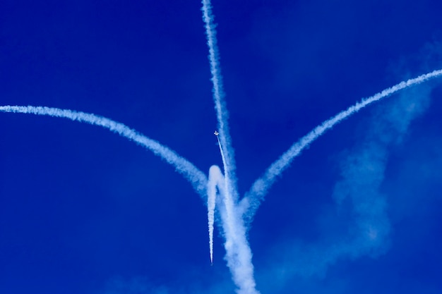 Photo low angle view of vapor trail against blue sky