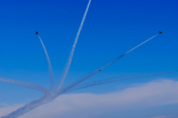 Foto vista a basso angolo della traccia di vapore contro il cielo blu