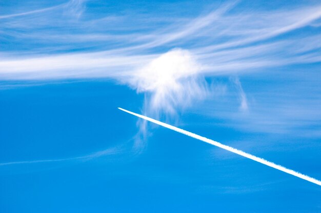 Photo low angle view of vapor trail in blue sky