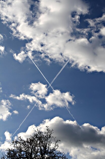 Foto vista a bassa angolazione della traccia di vapore nel cielo