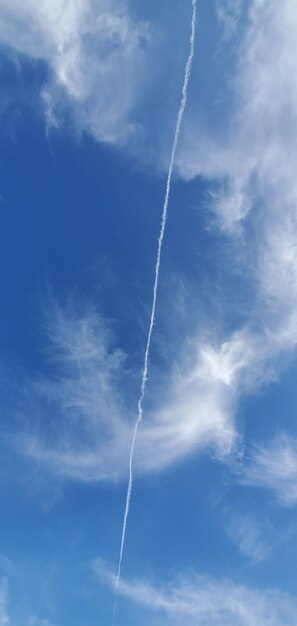 Foto vista a bassa angolazione della scia di vapore nel cielo