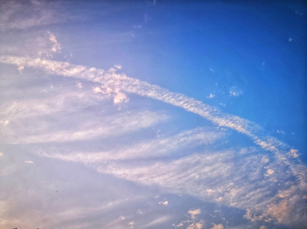 Foto vista a bassa angolazione della traccia di vapore nel cielo