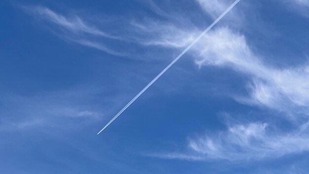 Photo low angle view of vapor trail in sky