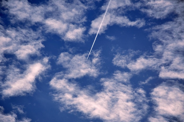 空の蒸気の足跡の低角度のビュー