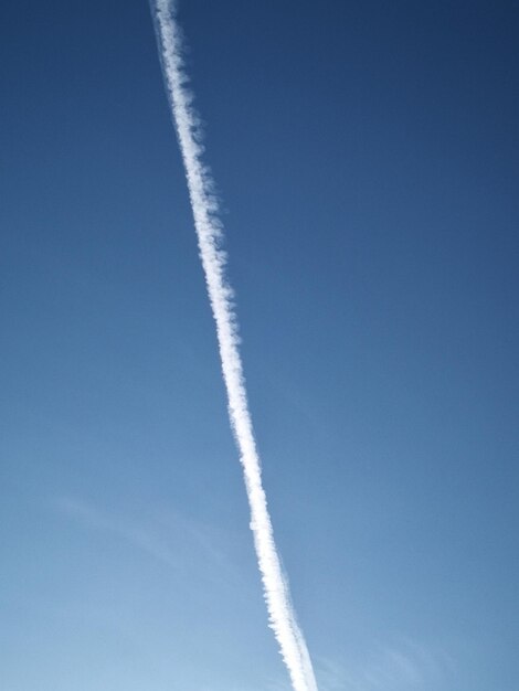 Foto vista a bassa angolazione della traccia di vapore nel cielo