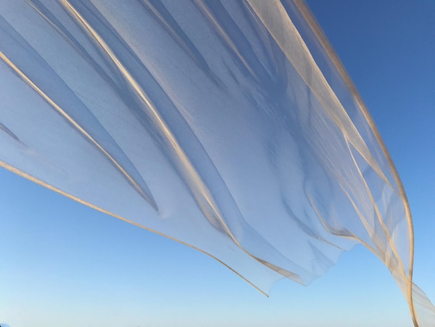 Foto vista a bassa angolazione delle tracce di vapore contro un cielo blu chiaro