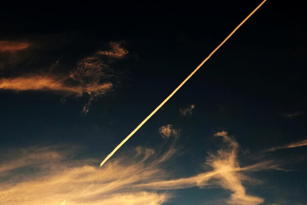 Foto vista a basso angolo delle tracce di vapore nel cielo