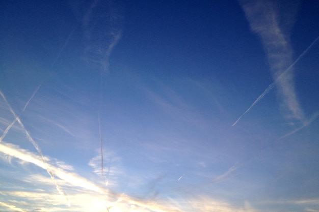 Photo low angle view of vapor trails in sky