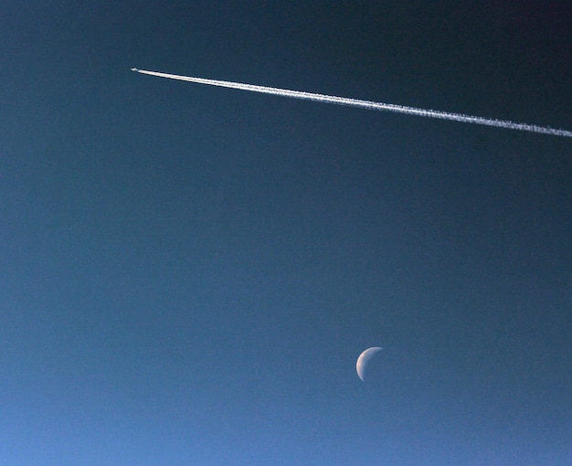 Foto vista a basso angolo delle tracce di vapore nel cielo