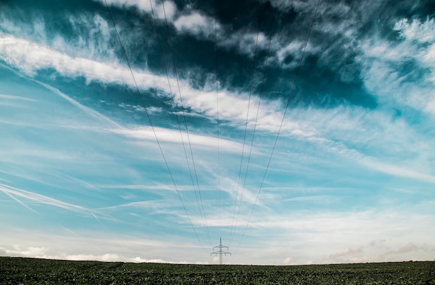 Photo low angle view of vapor trails in sky