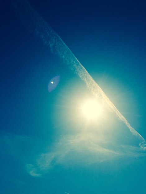 Foto vista a basso angolo delle tracce di vapore nel cielo.