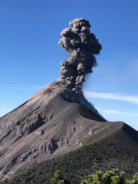 Photo low angle view of volcano against blue sky