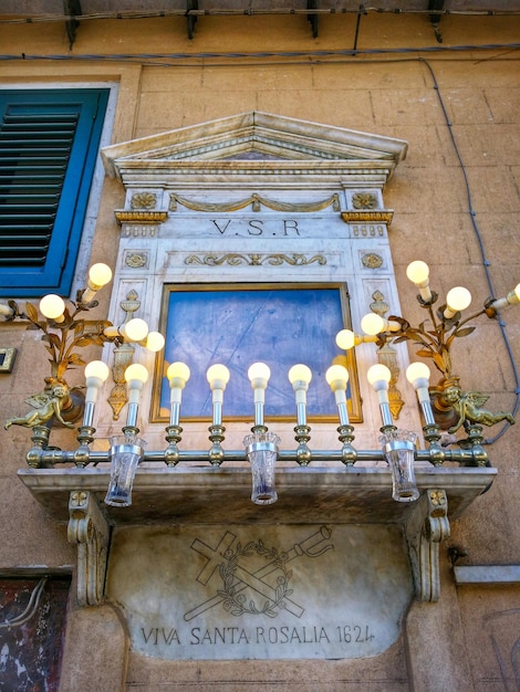 Foto vista ad angolo basso dell'edicola votiva sulla facciata dell'edificio