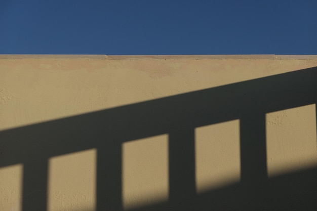 Foto vista a basso angolo del muro contro un cielo blu limpido