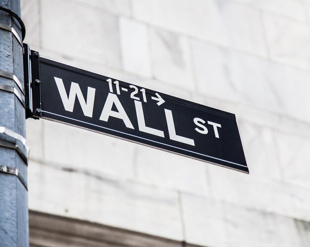 Foto vista ad angolo basso del cartello di wall street