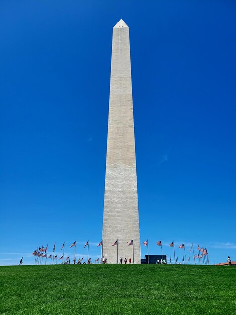 Foto vista a bassa angolazione del monumento a washington contro un cielo blu limpido