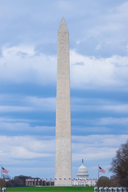 Низкоугольный вид на памятник Вашингтону на облачном небе