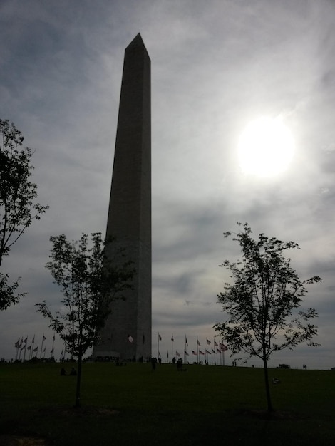 Foto vista a bassa angolazione del monumento a washington in una giornata di sole