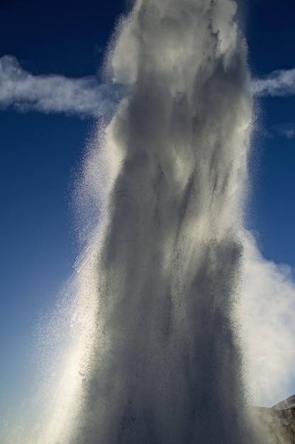 Photo low angle view of water against blue sky