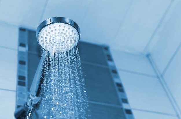 Photo low angle view of water drops on metal