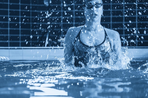 Foto vista ad angolo basso di spruzzatura d'acqua in piscina