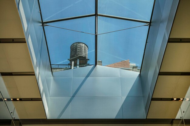 Photo low angle view of water tank seen from skylight