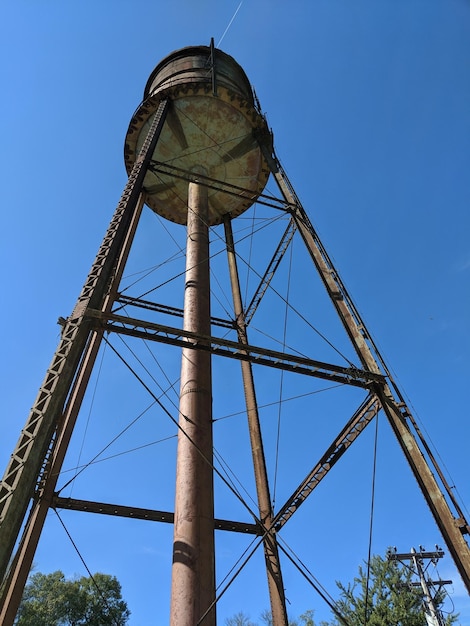 Foto vista a bassa angolazione della torre d'acqua contro un cielo blu chiaro