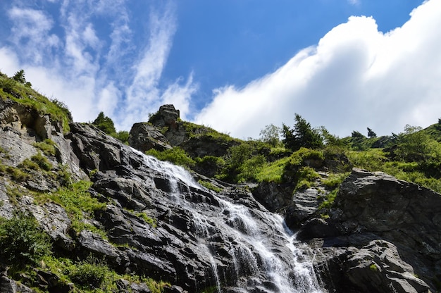 天空を背景に岩石の山の上にあるの低角度の景色