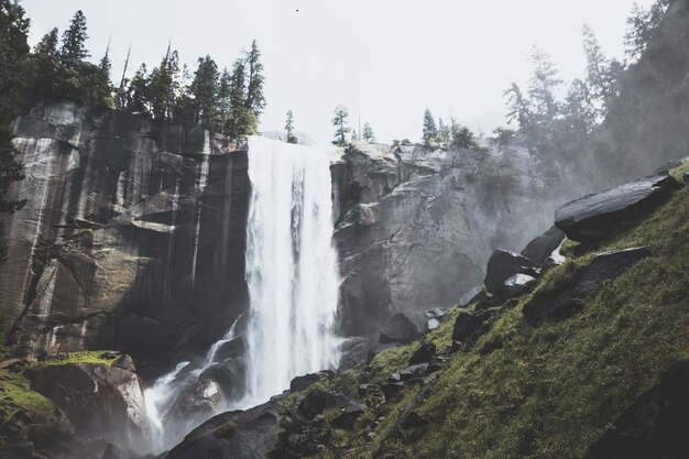 Foto vista a bassa angolazione della cascata nel parco nazionale di yosemite