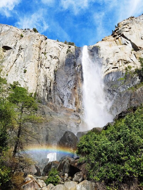 Photo low angle view of waterfall