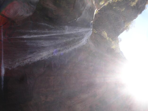 Photo low angle view of waterfall