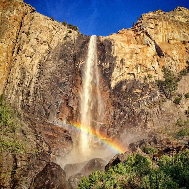 Photo low angle view of waterfall