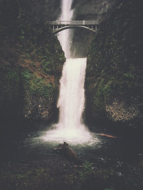 Photo low angle view of waterfall