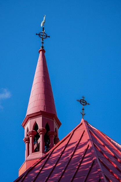 Photo low angle view of weather building against blue sky