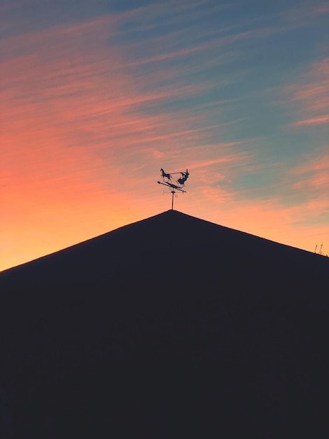 Photo low angle view of weather vane against sky