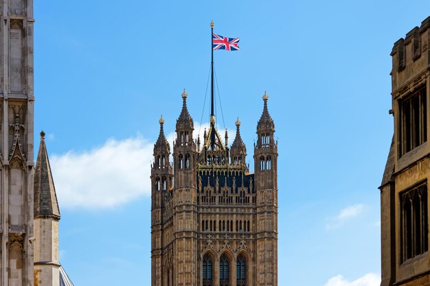 Foto vista a basso angolo dell'abbazia di westminster e degli edifici contro il cielo blu