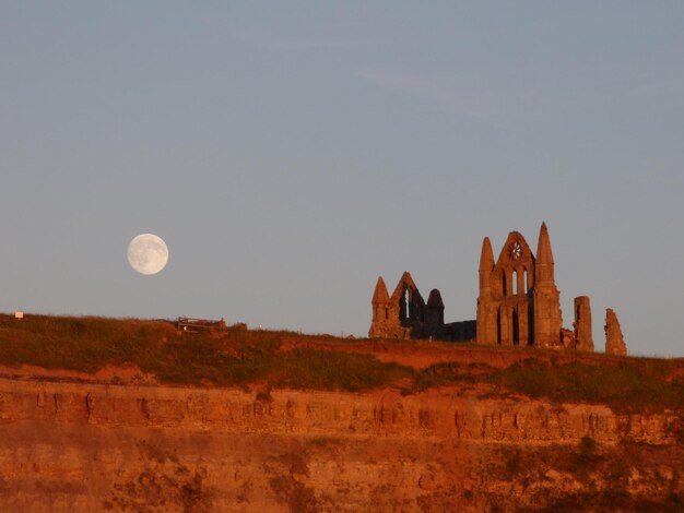 Photo low angle view of whitby abbey against clear sky at dusk