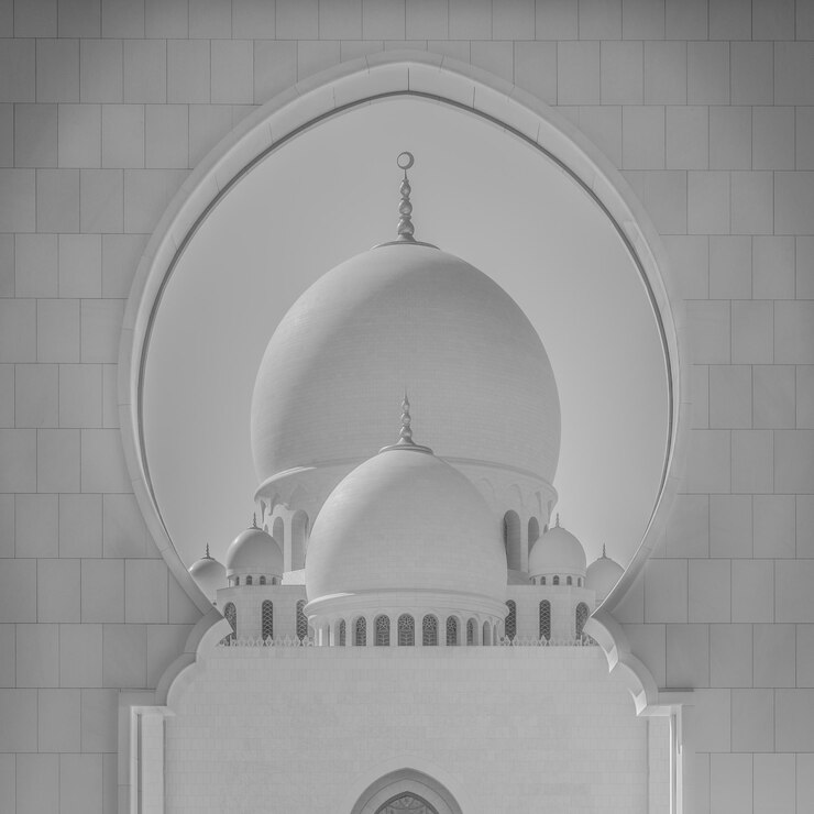 Фотография низкоугольный вид белого здания на небе