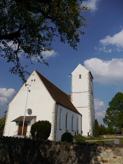 Foto vista a basso angolo della chiesa bianca contro il cielo