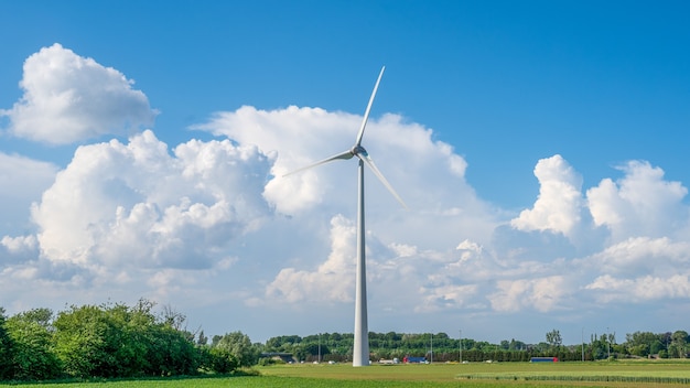 Vista ad angolo basso di una turbina eolica contro il cielo con nuvole